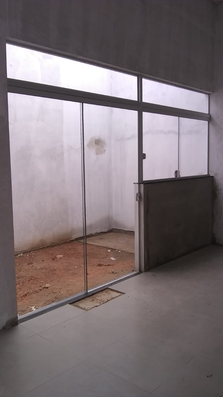 Porta de correr conjugada com janela e fixos em vidros incolor.jpeg